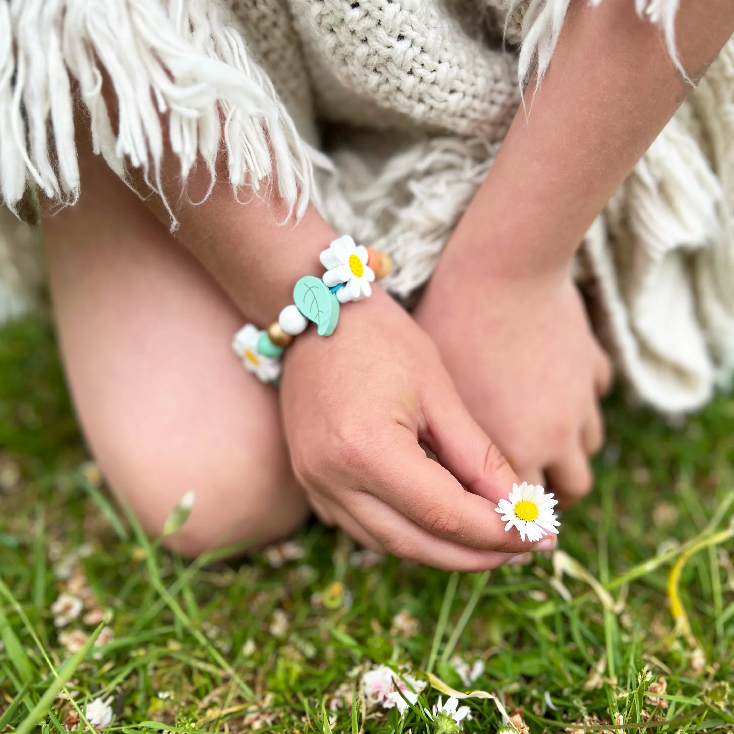 Make Your Own Daisy Chain Bracelet - Image 6