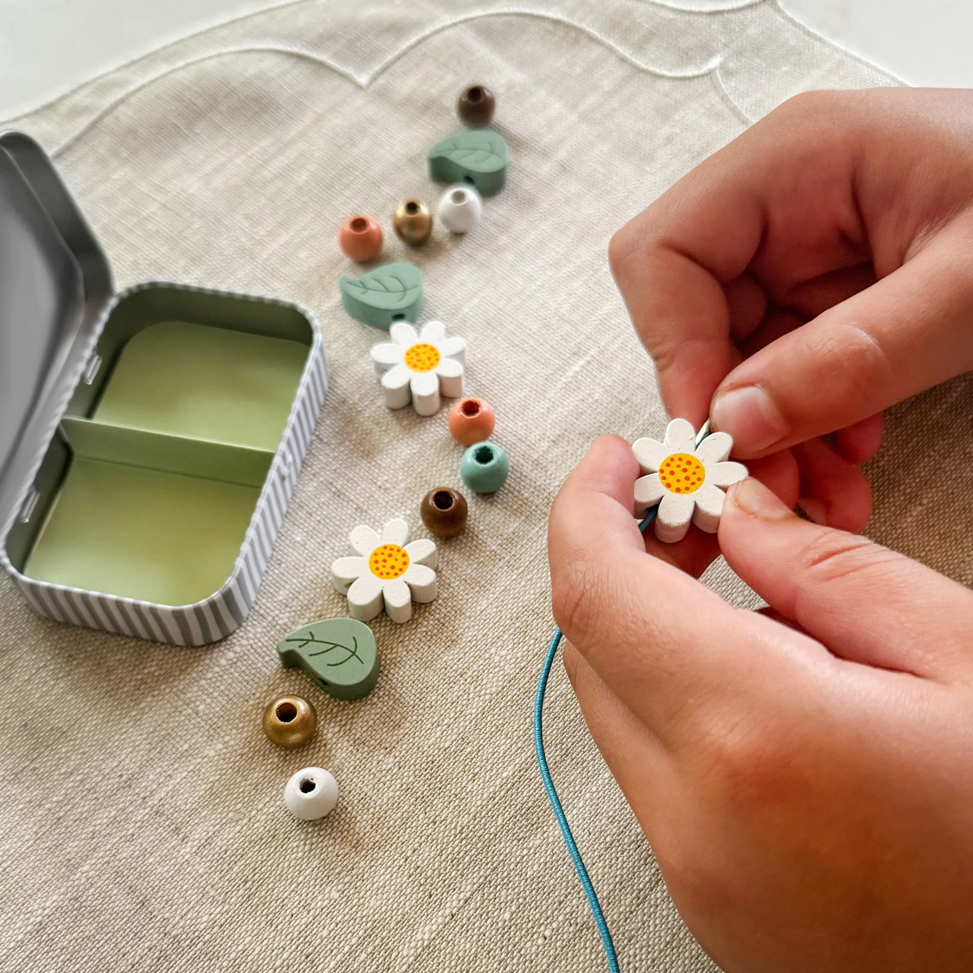 Make Your Own Daisy Chain Bracelet Gift Kit - Image 3